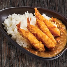 Japán curry párolt rizzsel, káposzta salátával és bundázott torpedórákkal